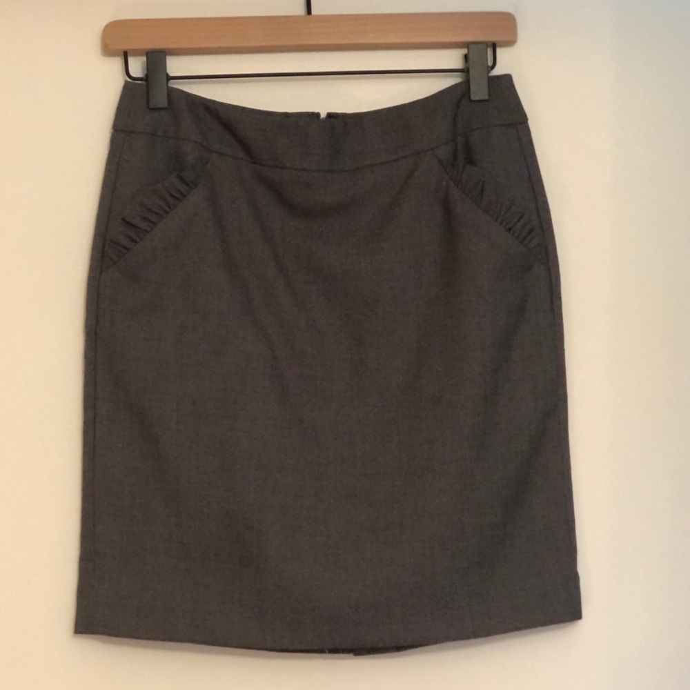 Pencils skirt with ruffle pockets
